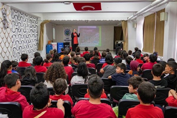 İklim Değişikliği ve Sıfır Atık Müdürlüğü tarafından düzenlenen eğitimde, öğrencilere