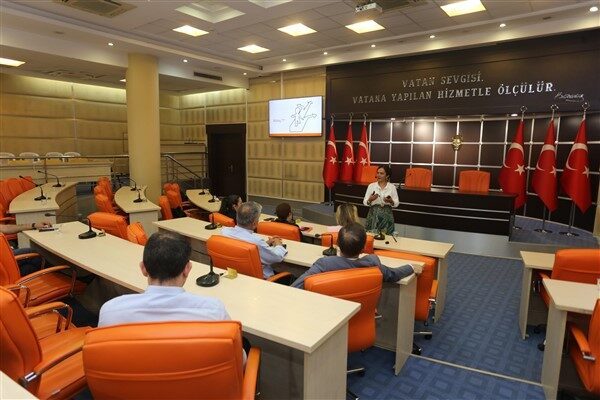 Kepez Belediyesi meclis salonundaki eğitimlerin sabah oturumuna şube müdürleri, öğleden