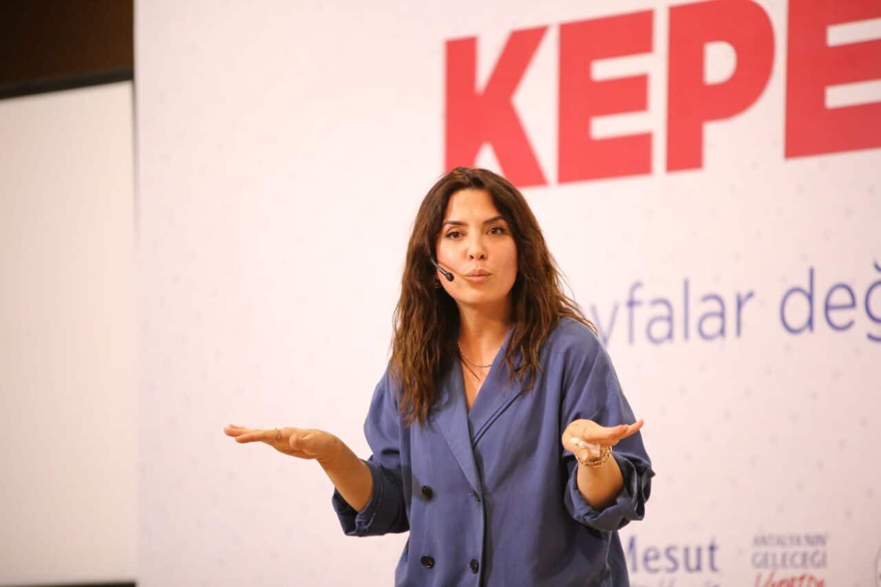 Kepez Kitap Fuarı'nda, Dilek Cesur'un "Rota Yeniden Oluşturuluyor" kitabına ilgi