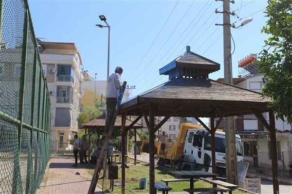 Parkın genel estetiğini ve kullanışlılığını artırmak amacıyla ağaçlar budanarak daha