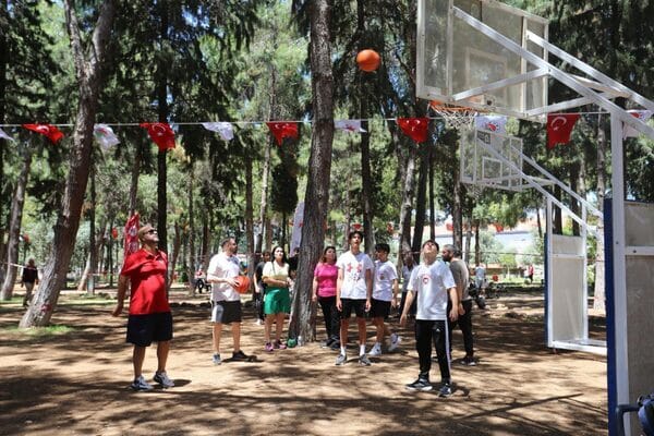 Voleybol, basketbol, futbol, masa tenisi, badminton ve zumba gibi birçok