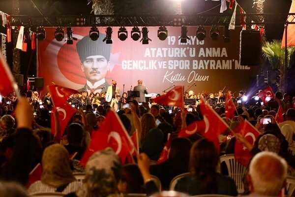 Şef Engin Beslek yönetimindeki genç yetenekler, iki usta sanatçının hafızalara