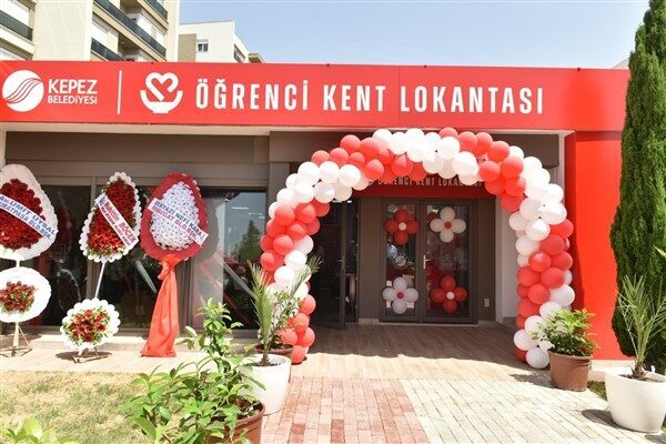 Öğrenci Kent Lokantası’nın açılışında konuşma yapan Kepez Belediye Başkanı Mesut