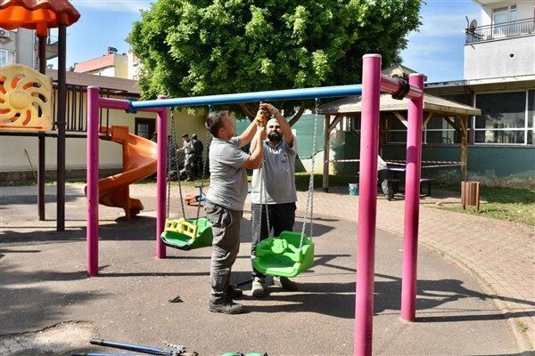 Park ve Bahçeler Müdürlüğü ekipleri, ilçenin 68 mahallesinde başlattığı yenileme