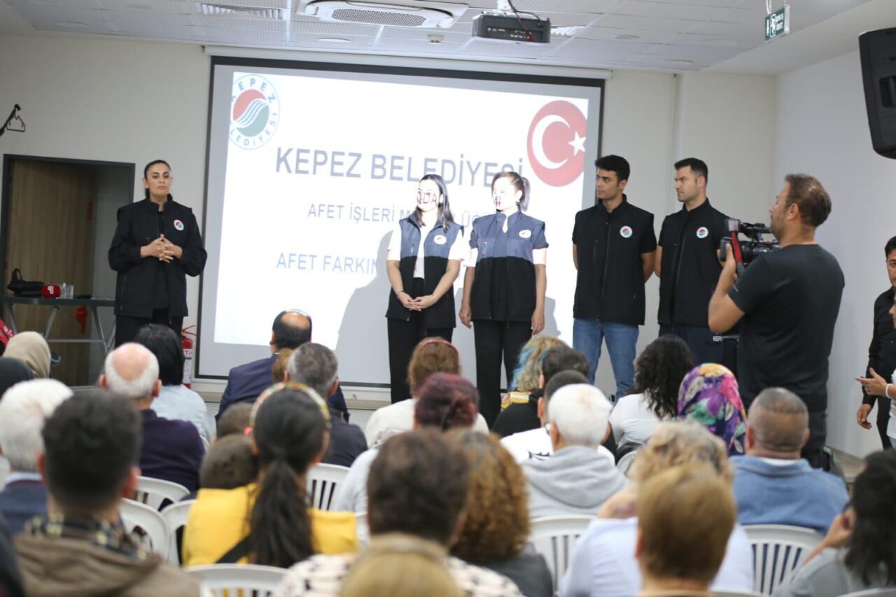 Kepez Belediyesi, Duraliler Mahallesi'nde Temel Afet Farkındalık Eğitimi düzenledi. Hatice