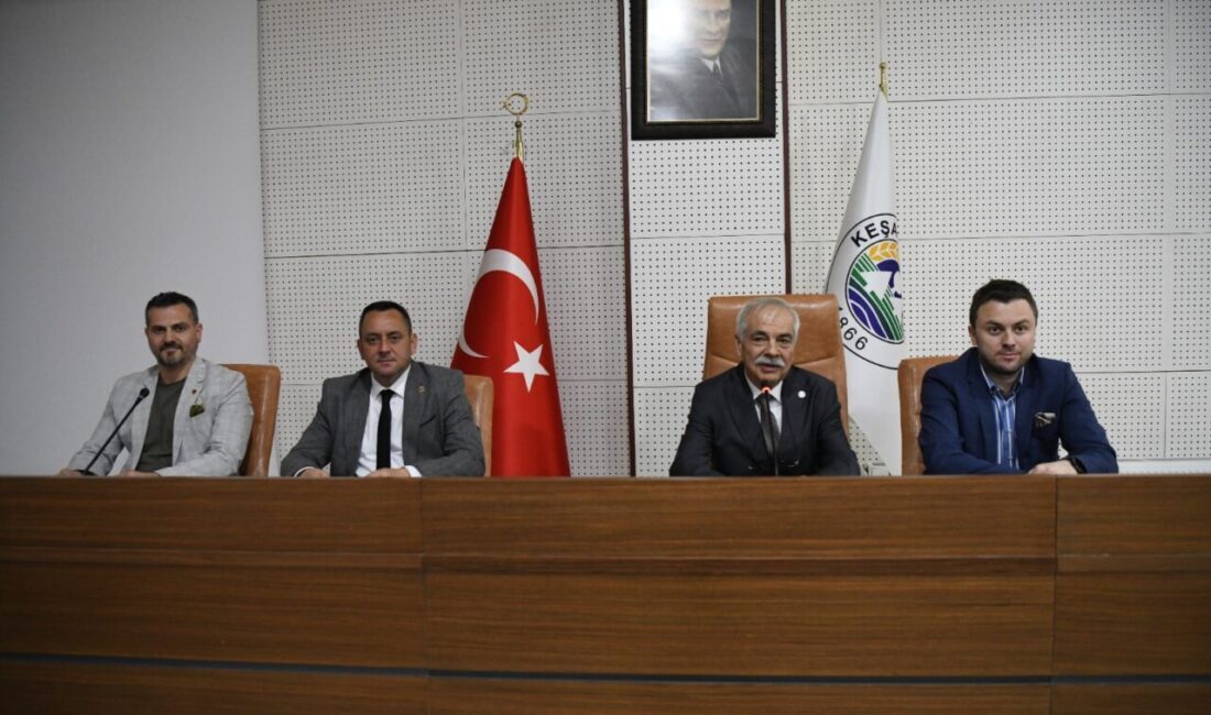 Keşan Belediye Meclis Salonu'nda düzenlenen toplantıda, turizm sektöründe hizmet kalitesinin