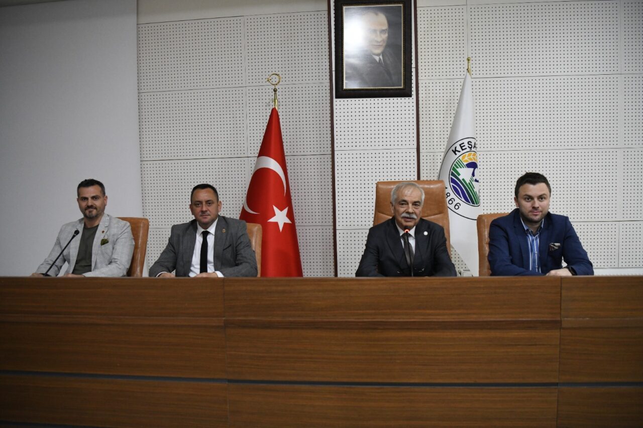 Keşan Belediye Meclis Salonu'nda düzenlenen toplantıda, turizm sektöründe hizmet kalitesinin