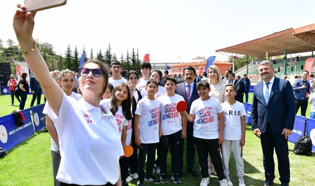 Gençlik ve Spor İl Müdürlüğü'nce Cacabey Meydanında Atatürk Anıtına Çelenk