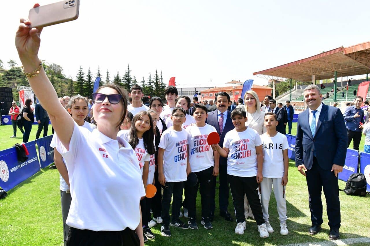 Gençlik ve Spor İl Müdürlüğü'nce Cacabey Meydanında Atatürk Anıtına Çelenk