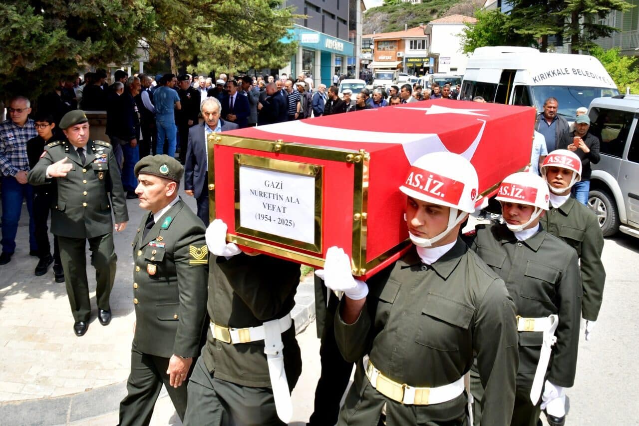 Kahraman Kıbrıs Gazisi Nurettin Ala, Kırşehir'de toprağa verildi. Valilikten yapılan