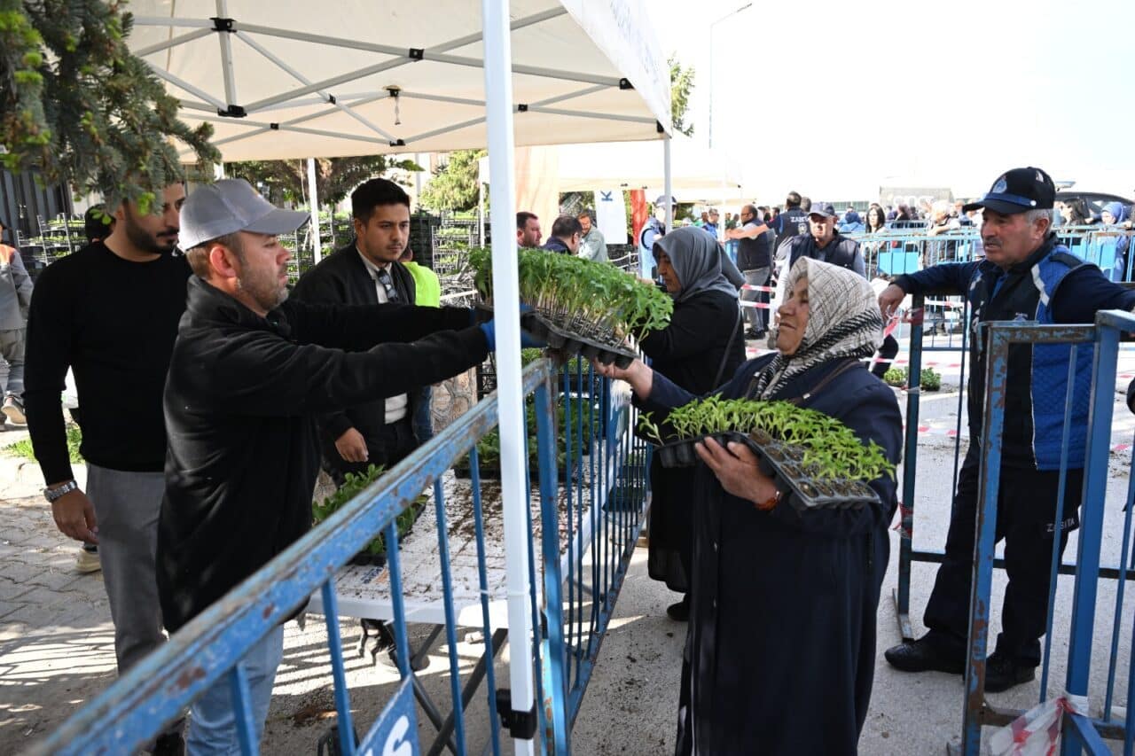 Kırşehir Belediyesi, geri dönüşüm malzemeleri getiren vatandaşlara fideler dağıtarak yerli