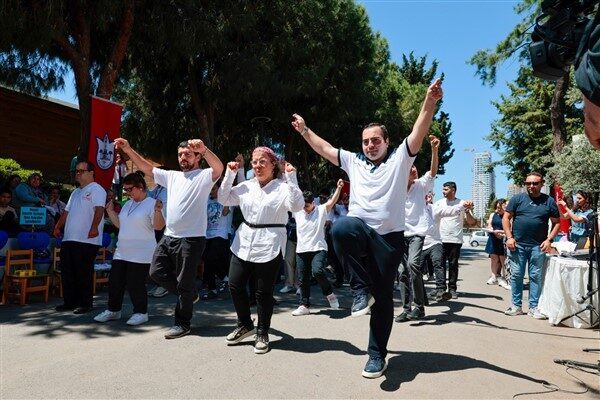 Engelsiz Yaşam Köyü öğrencilerinin gösterilerine sahne olan etkinliğe, Konak Halk