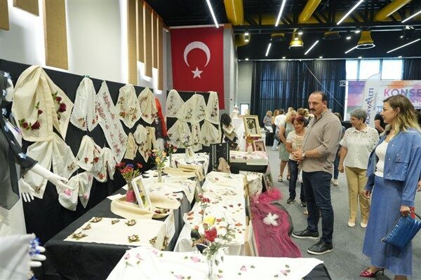 Konyaaltı Belediye Başkanı Cem Kotan yaptı. Sergide yer alan tüm