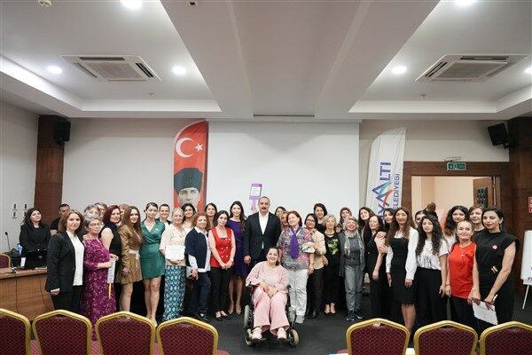 Konyaaltı Belediye Başkanı Cem Kotan'ın, kadınların haklarını öğrenmesi için verilen