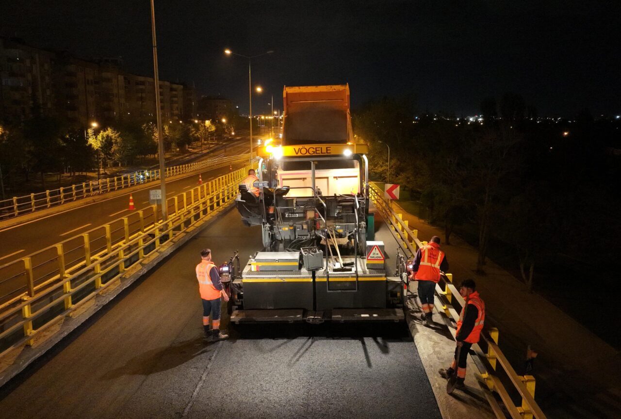 Konya Büyükşehir Belediyesi tarafından Koyuncu Köprülü Kavşağı’nda yürütülen asfalt yenileme