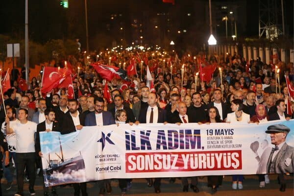 Kutlamalar sabah saatlerinde Küçükçekmece Belediyesi önündeki Atatürk Anıtı’na çelenk sunulmasıyla