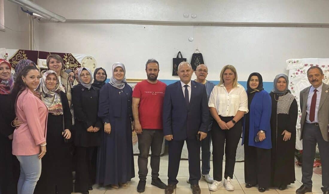 Sergide yer alan el emeği ürünleri tek tek inceleyen Başkan
