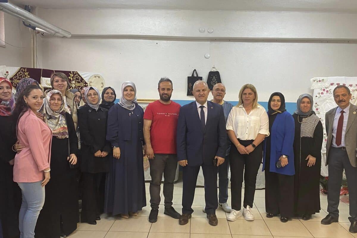 Sergide yer alan el emeği ürünleri tek tek inceleyen Başkan