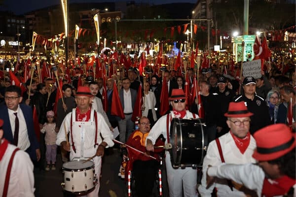 Zafer Meydanı’ndan başlayan yürüyüş, Kütahya Belediyesi önündeki etkinlik alanına kadar