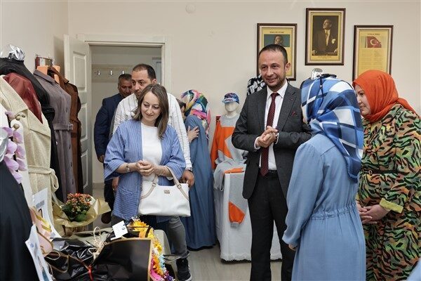 Ziyaret kapsamında merkezde sergilenen el emeği ürünleri inceleyen Başkan Yardımcısı