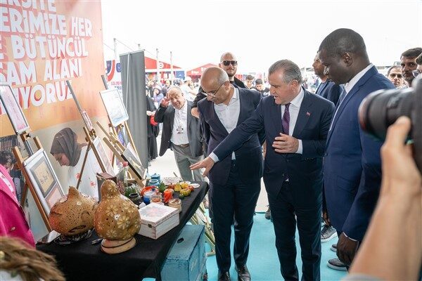 Festivalin açılış programına katılan Malatya Büyükşehir Belediye Başkanı Sami Er,