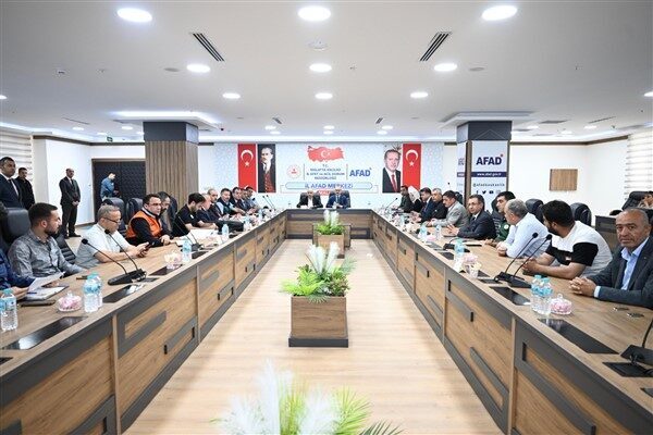 Malatya'da düzenlenen toplantıya çok sayıda önemli isim katıldı. Vali Seddar