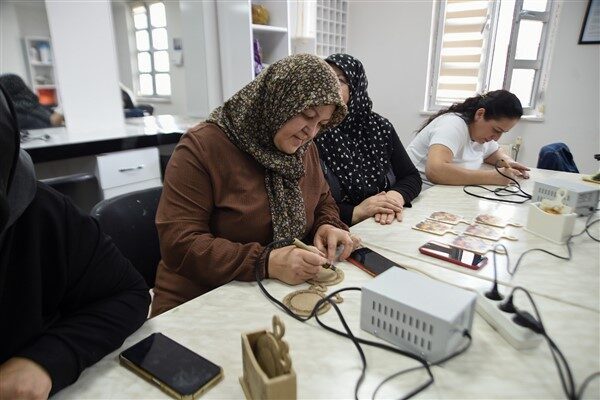 Mamak Belediye Başkan Yardımcısı Sibel Emre ve diğer protokol üyeleri,