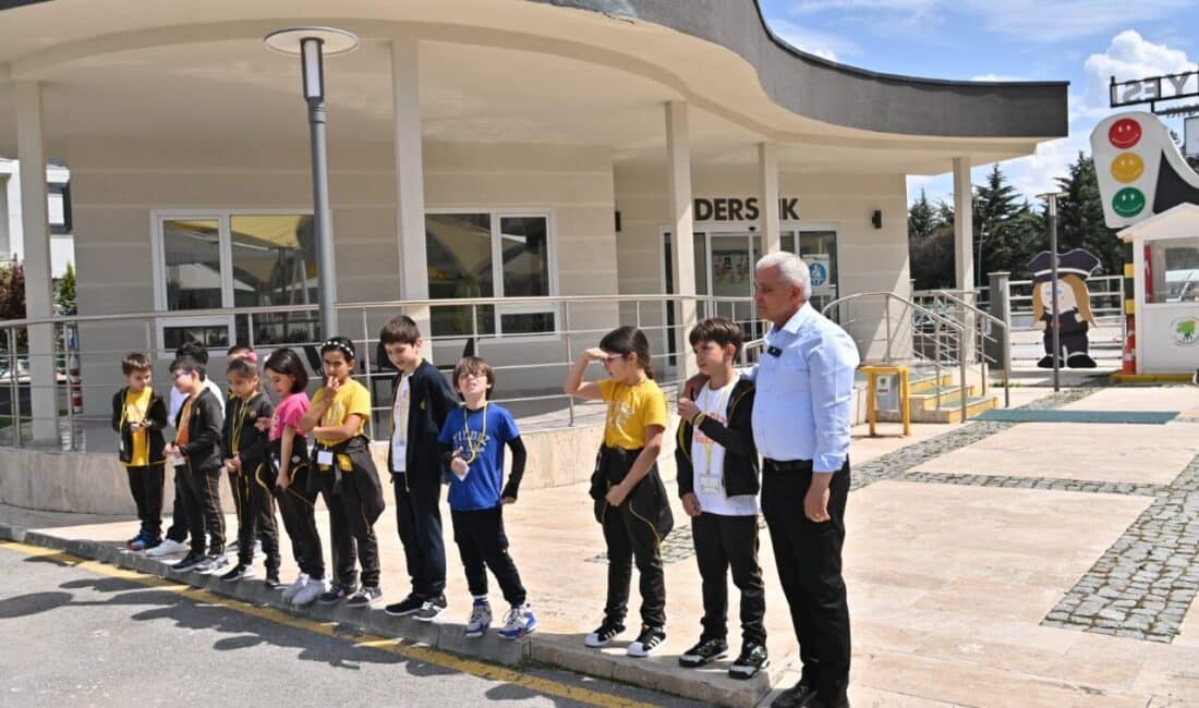 Mamak Belediye Başkanı Veli Gündüz Şahin, Durali Alıcı Mahallesi'ndeki Çocuk