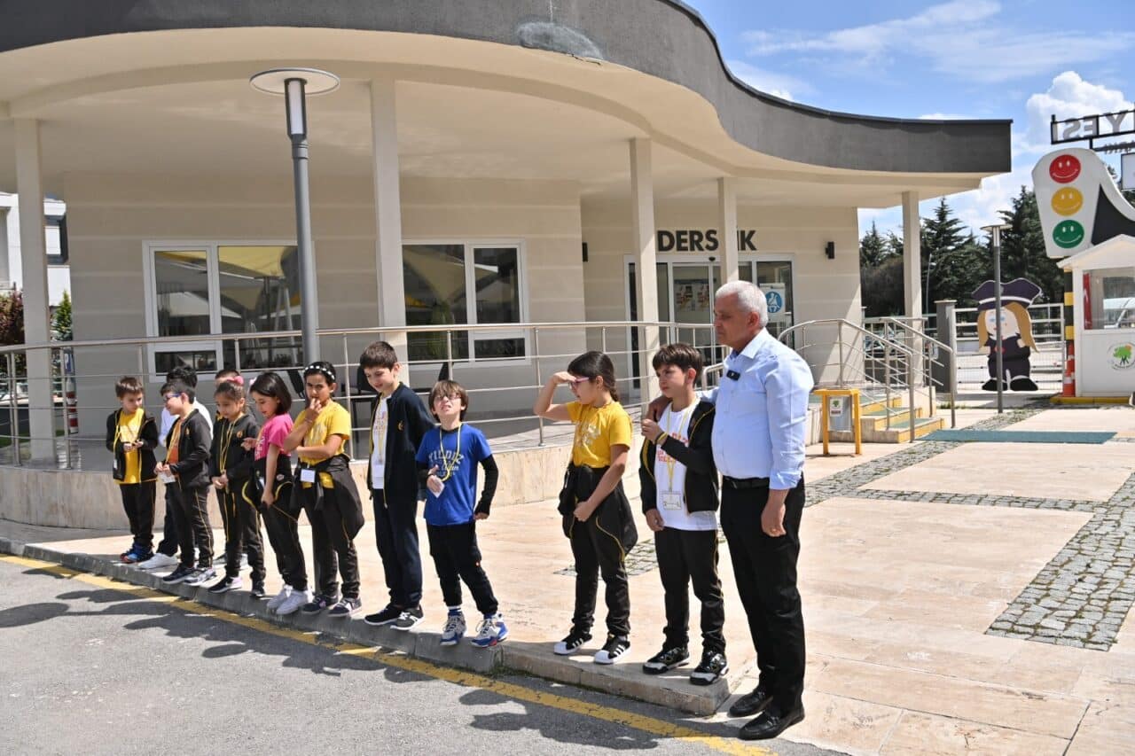 Mamak Belediye Başkanı Veli Gündüz Şahin, Durali Alıcı Mahallesi'ndeki Çocuk