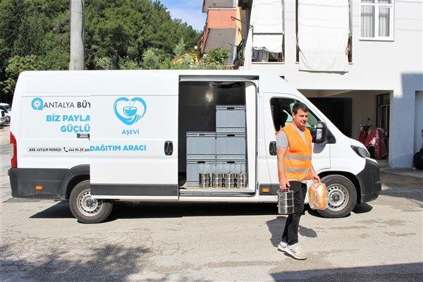 Antalya Büyükşehir Belediyesi Manavgat Aşevi, diyetisyenlerin hazırladığı menüleri gıda mühendisleri