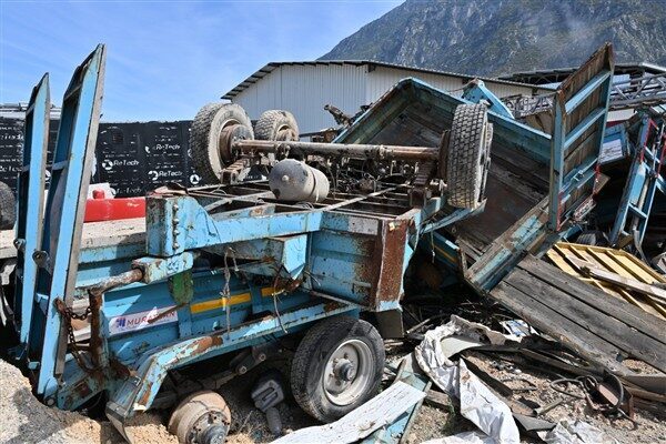 Manisa Büyükşehir Belediyesi, kullanım ömrünü tamamlamış araçları ve metal ekipmanları