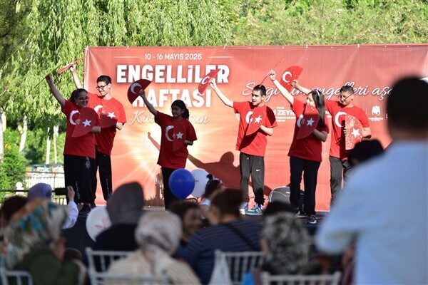 Kent Park’ta Engelliler Haftası kapsamında etkinlik düzenlendi. Futbol, basketbol, voleybol,