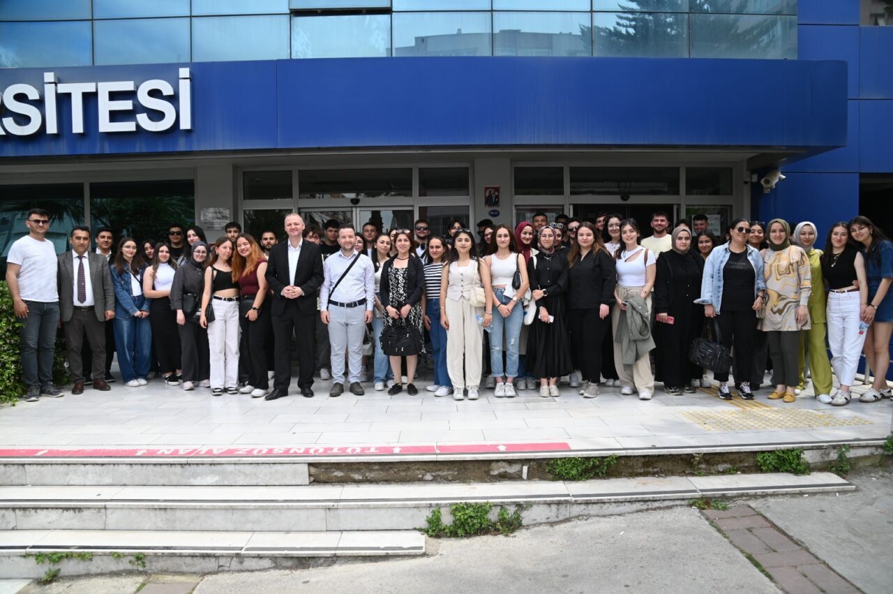 Farklı ilçelerden 250 Manisa Büyükşehir Belediyesi Eğitim Merkezleri (MABEM) öğrencisi, İzmir