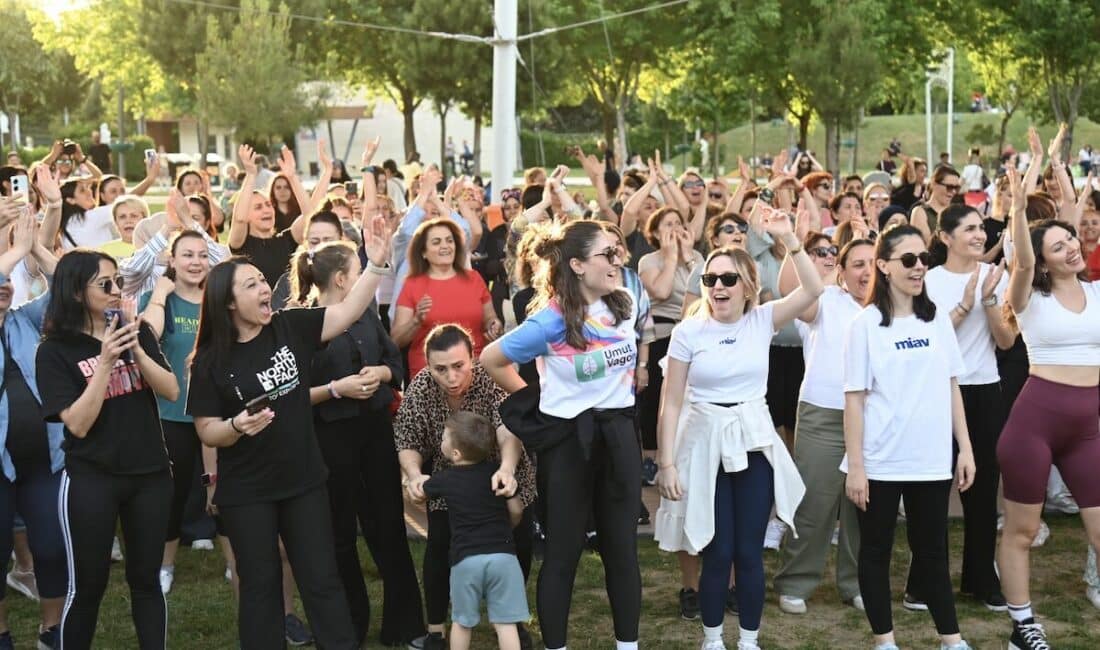 Dans ve spor eğitmenleri Hüseyin Ayaz ile Hasan Kılınçer’in eşliğinde