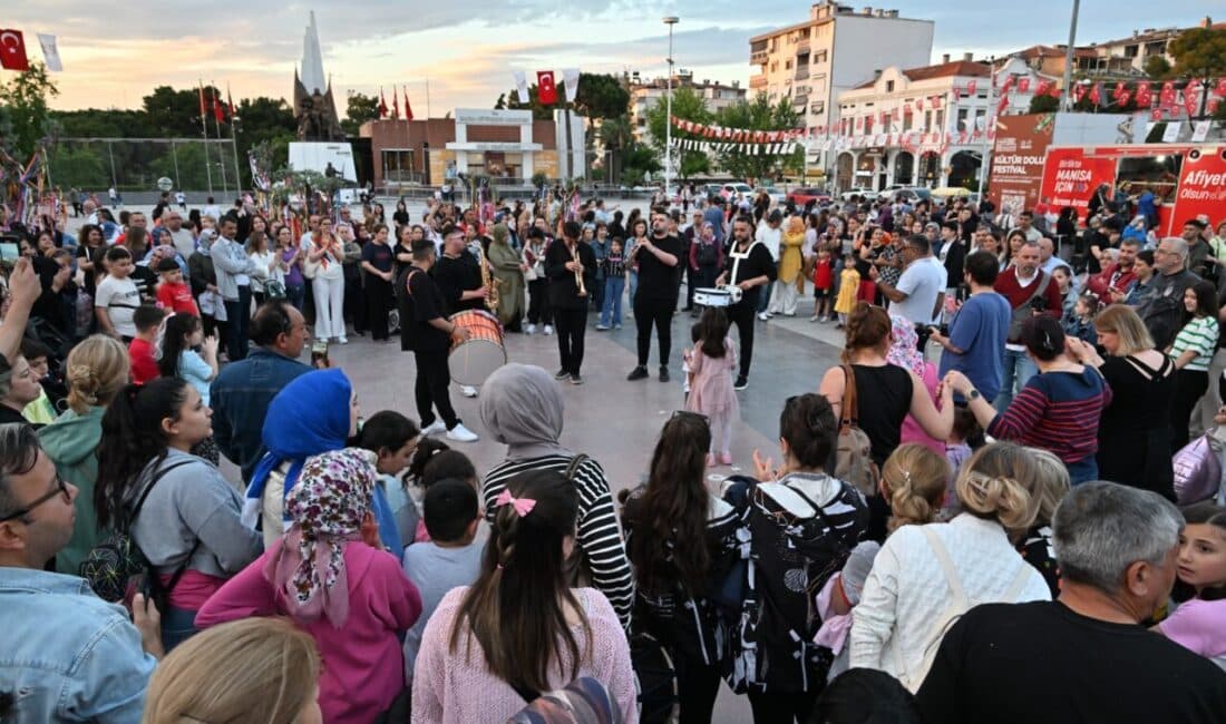 Manisa'da Hıdırellez şenliği coşkulu bir şekilde kutlandı. Belediye Başkanı Ferdi