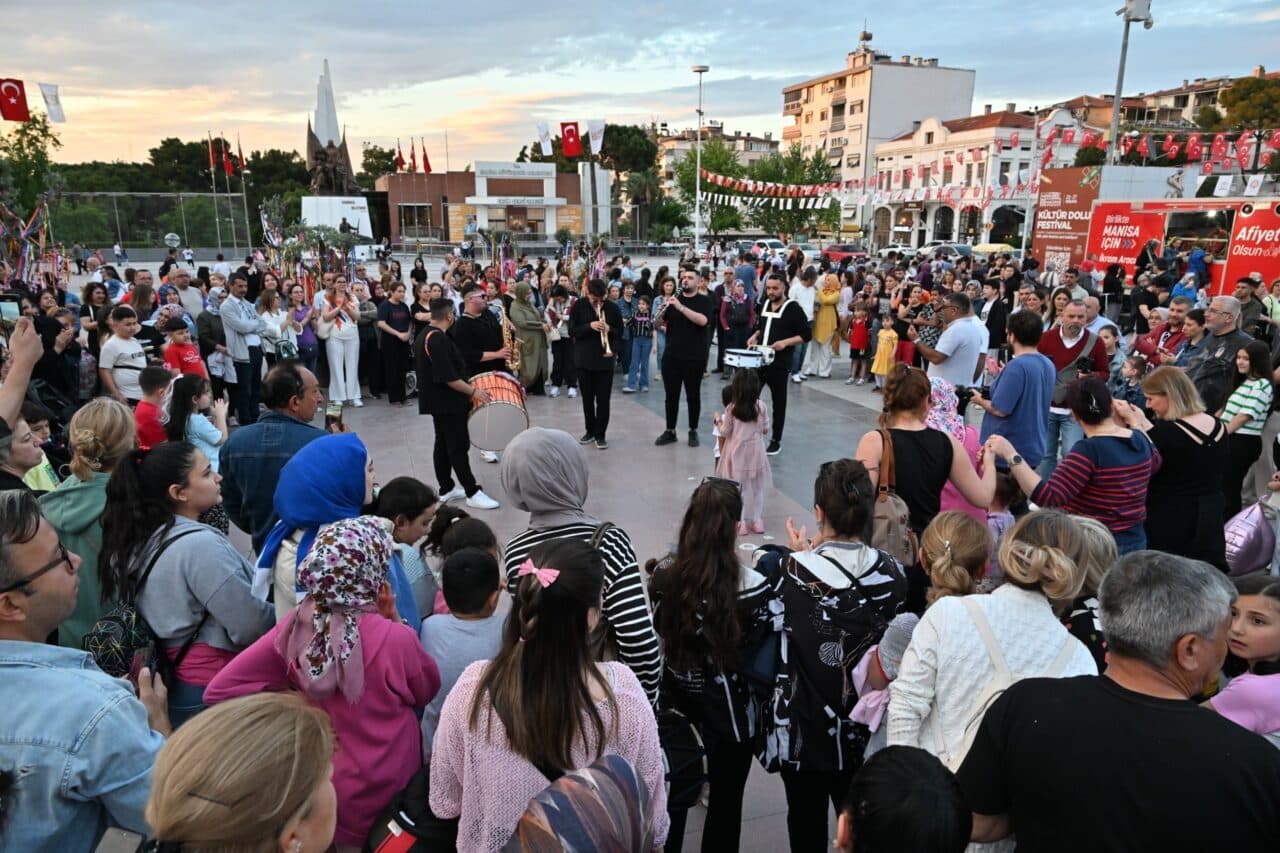 Manisa'da Hıdırellez şenliği coşkulu bir şekilde kutlandı. Belediye Başkanı Ferdi