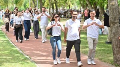 Manisa'da Atatürk Kent Parkı'nda düzenlenen yürüyüş etkinliğine birçok kişi katıldı.