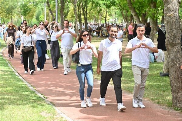 Manisa'da Atatürk Kent Parkı'nda düzenlenen yürüyüş etkinliğine birçok kişi katıldı.
