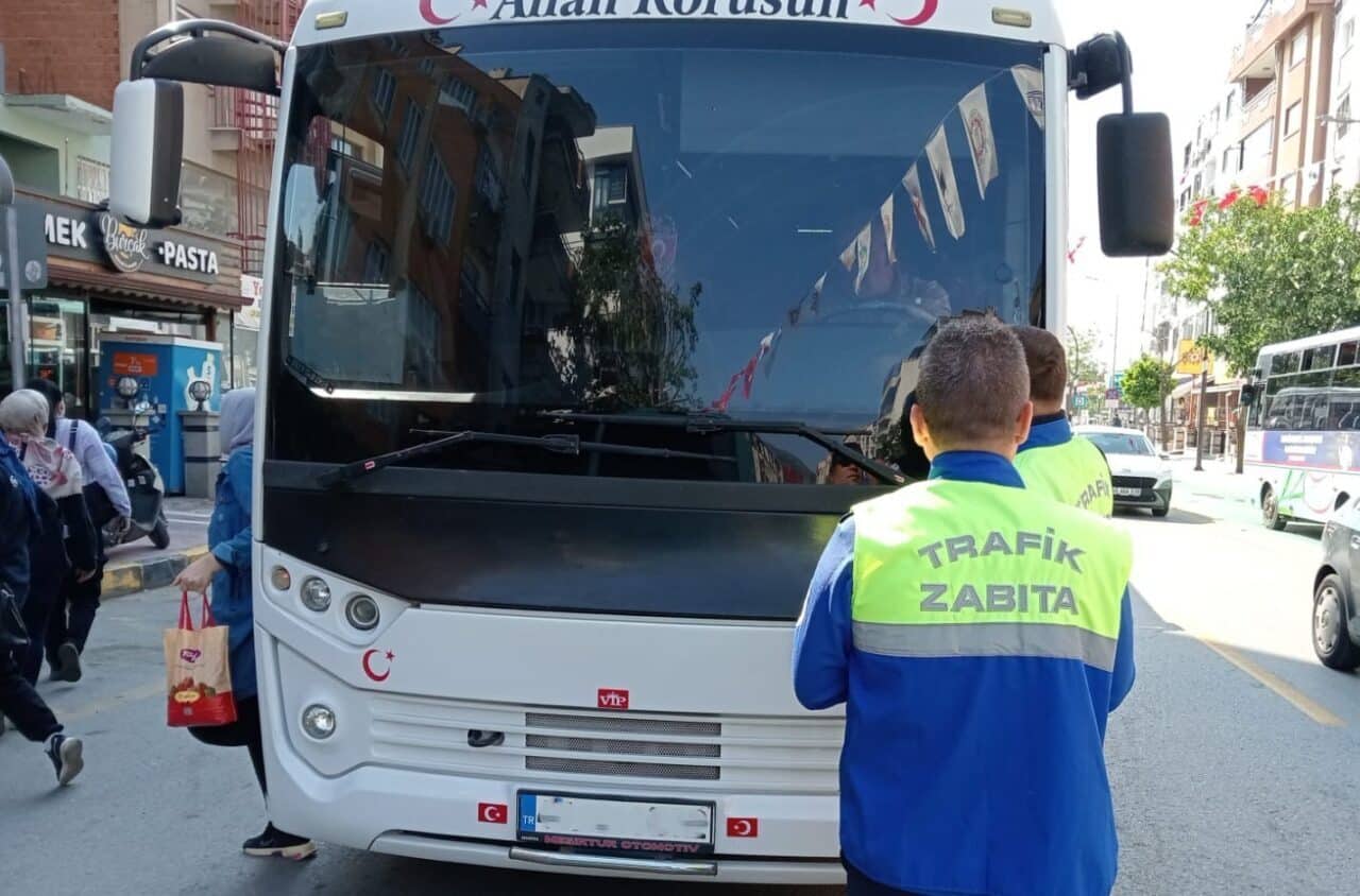Manisa'da yapılan denetimlerde çok sayıda servis aracı incelenerek taşımacılık firmaları