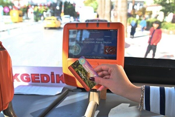 Belediyeden yapılan açıklamada, yaşanan sorunun altyapı kaynaklı olduğu ve ekiplerin