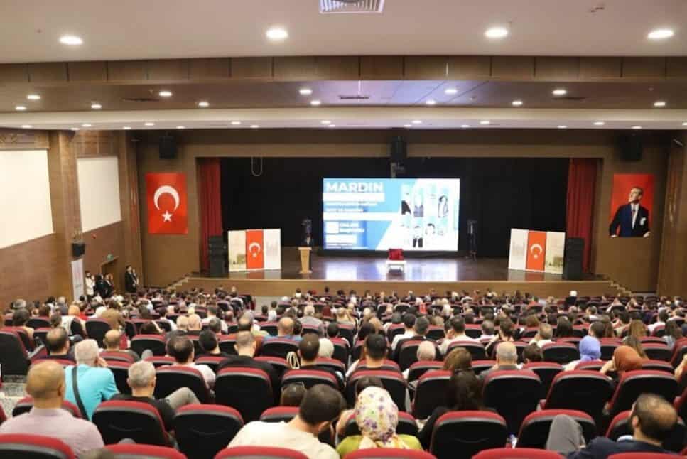 Mardin Büyükşehir Belediyesi'nin ev sahipliğinde düzenlenen etkinlikte, konuşmacılar akran zorbalığı,
