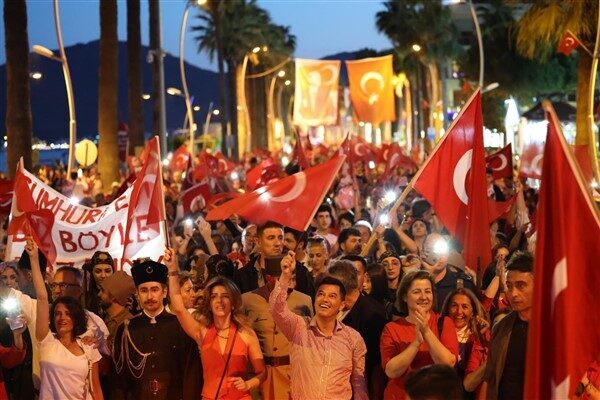 Kutlamalarda bayram korteji de düzenlendi. Ellerinde Türk bayraklarıyla marşlar eşliğinde
