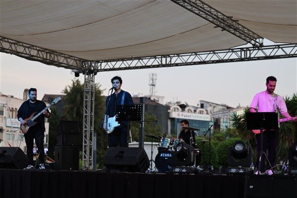İzmir’den gelen ‘Forsa’ isimli müzik grubu 19 Mayıs Gençlik Meydanı’nı