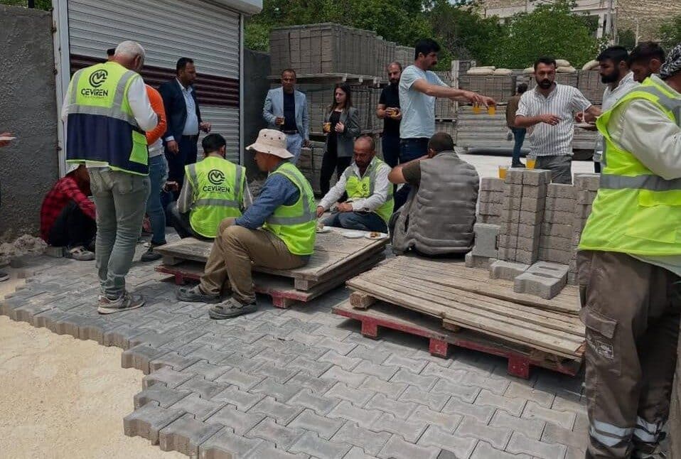Mazıdağı Belediye Eşbaşkanları, Kayalar ve Poyraz mahallelerinde yürütülen çalışmaları inceledi.