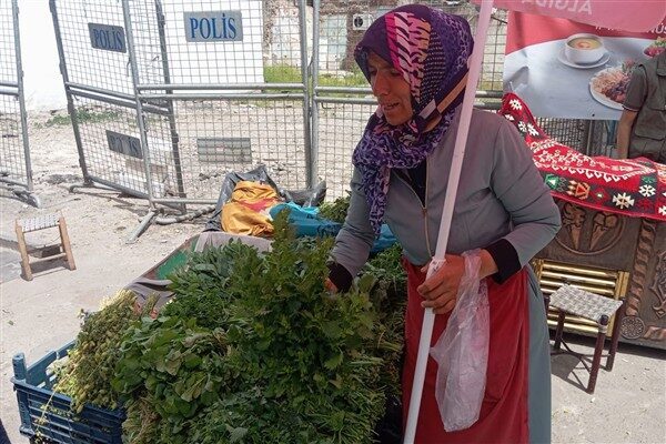 Diyarbakır'a yerleşen Melek Özdemir, eşinin vefatından sonra altı çocuğuyla geçimini