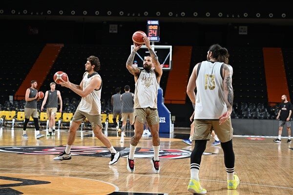 Mersin SK Basketbol takımı, Bahçeşehir Koleji'yle oynayacağı maç için hazırlıklarını