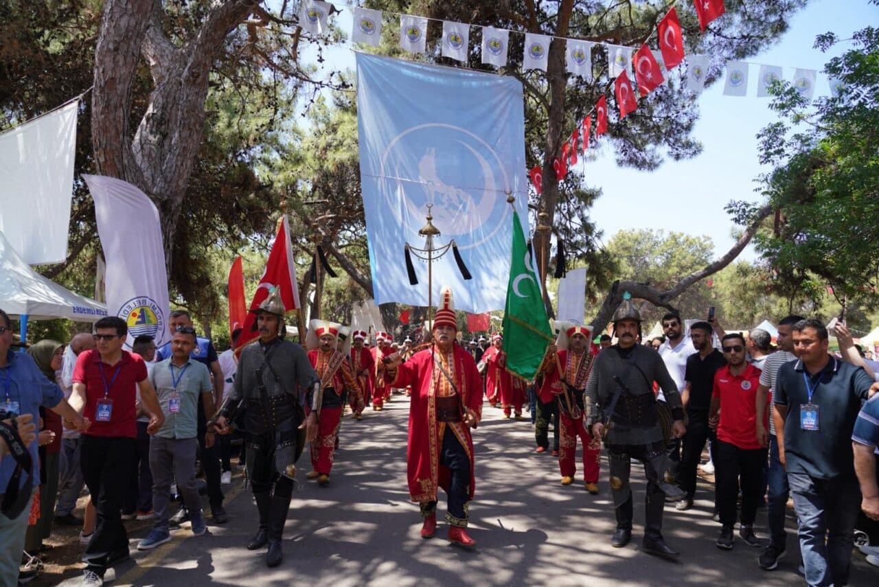 1978 yılında başlayan Türkmen Şöleni, mehteran takımının yürüyüşü ve gösterisi