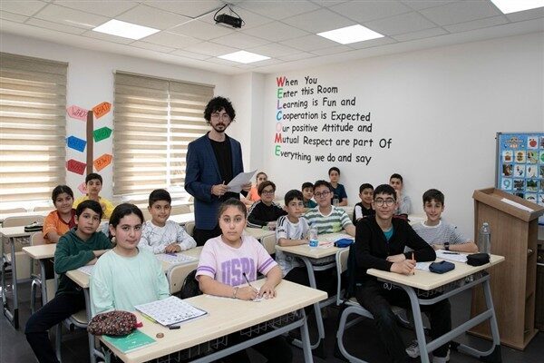 Mersin'de yürütülen uluslararası İngilizce eğitim projesi, çocukların dil becerilerini geliştirerek