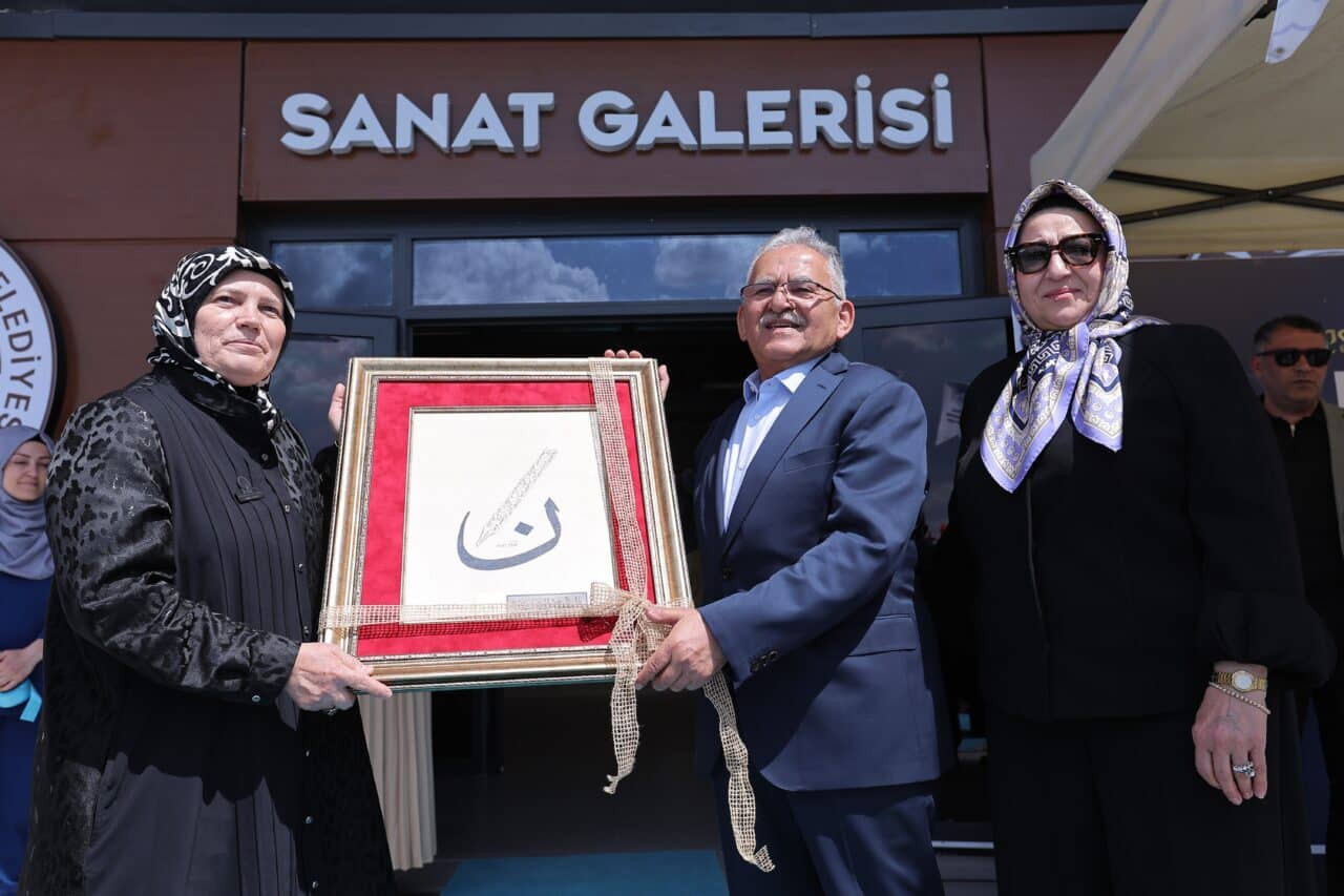Kaymek A.Ş.'nin Hüsn-i Hat branşındaki kursiyerlerin eserlerini sergilediği "Meşkten Damlalar