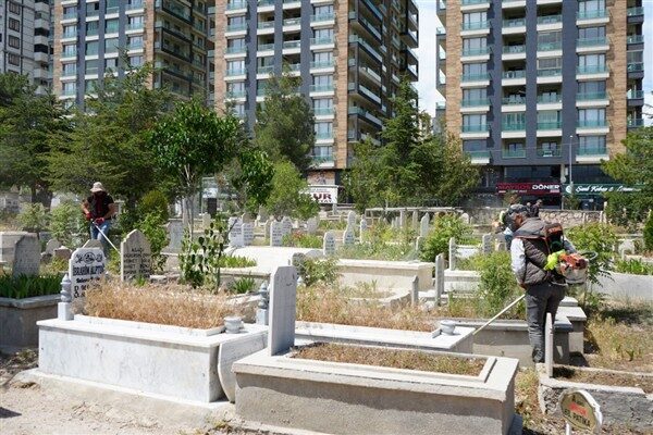 Niğde Belediyesi tarafından vatandaşların sevdiklerini ziyaret ederken daha temiz ve
